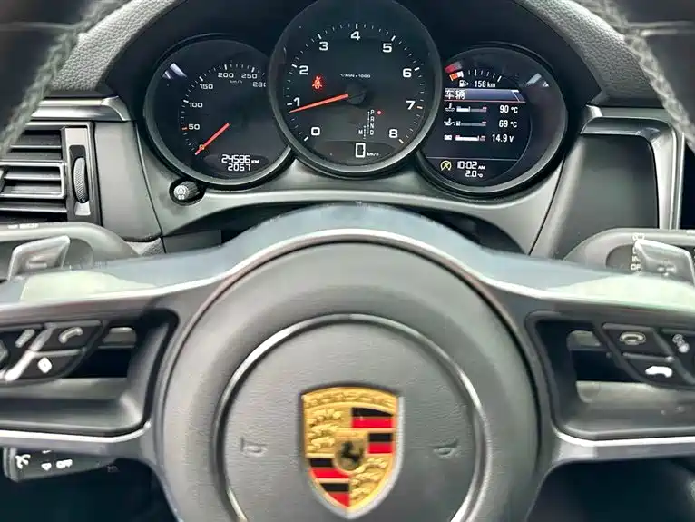 PORSCHE MACAN