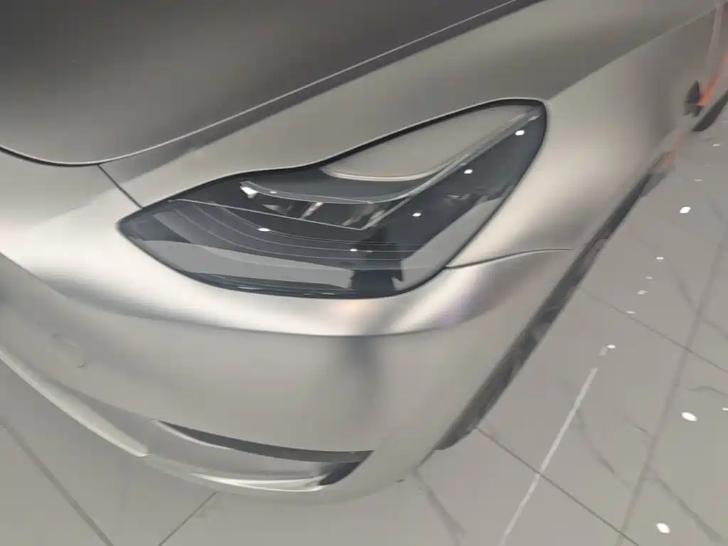 Tesla Model Y — миниатюра 24