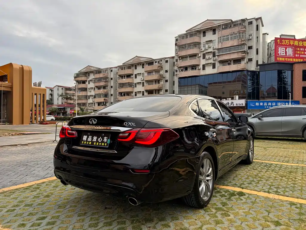 INFINITI Q70