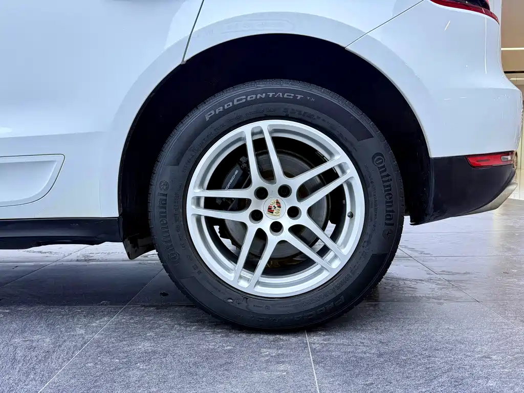 PORSCHE MACAN