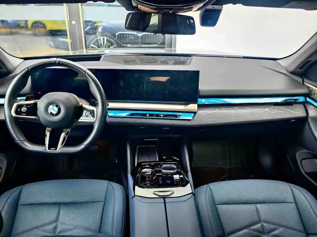 BMW 5 Series - фото 6