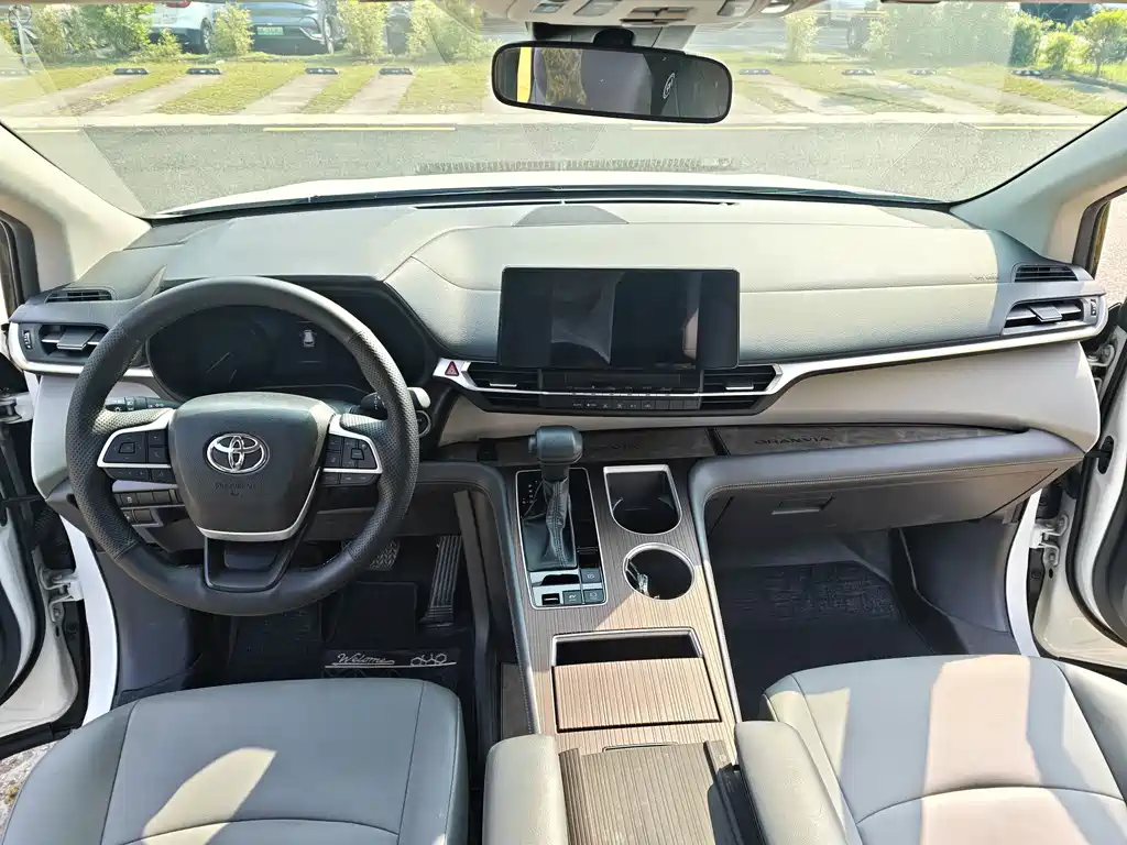 Toyota Granvia — миниатюра 10