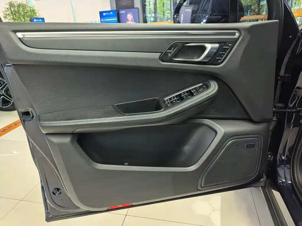 Porsche Macan — миниатюра 5