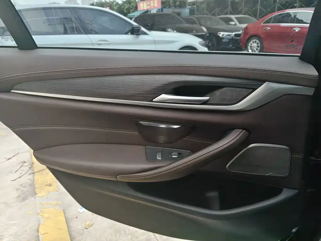 BMW 5 Series — миниатюра 21