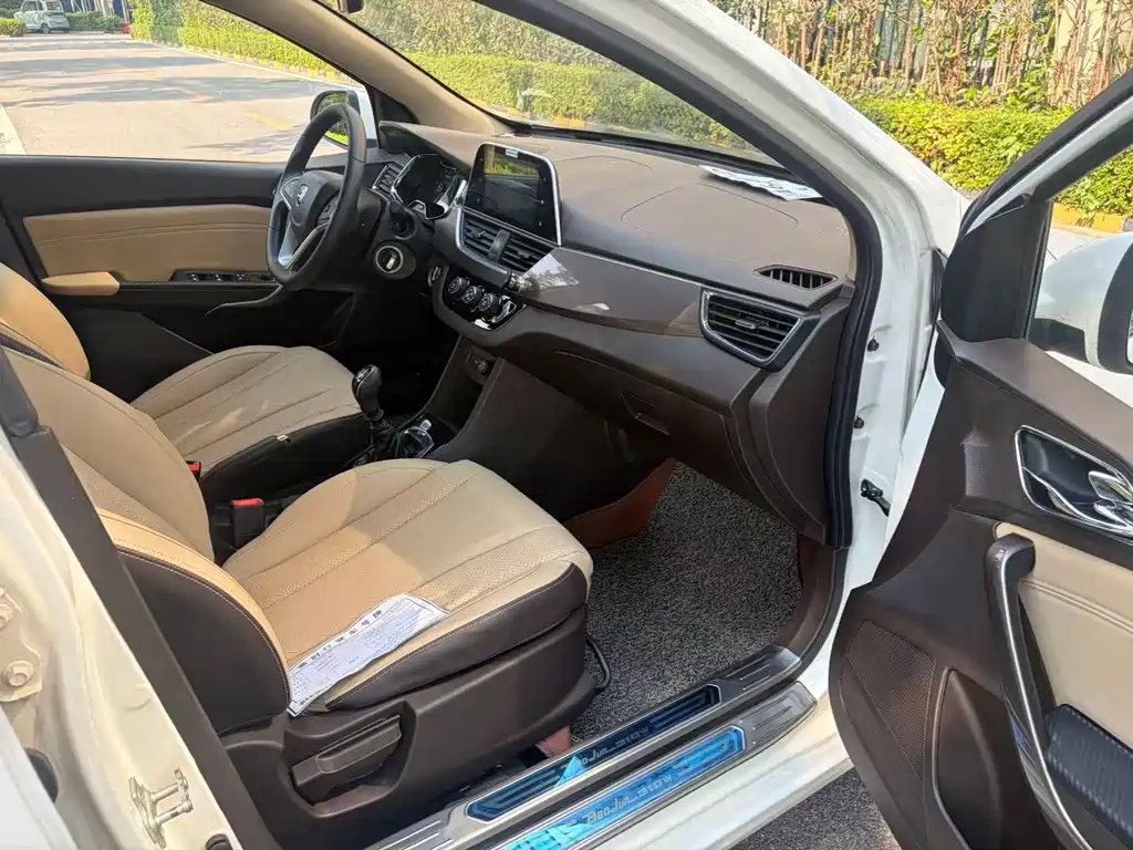 Baojun 310W — миниатюра 10
