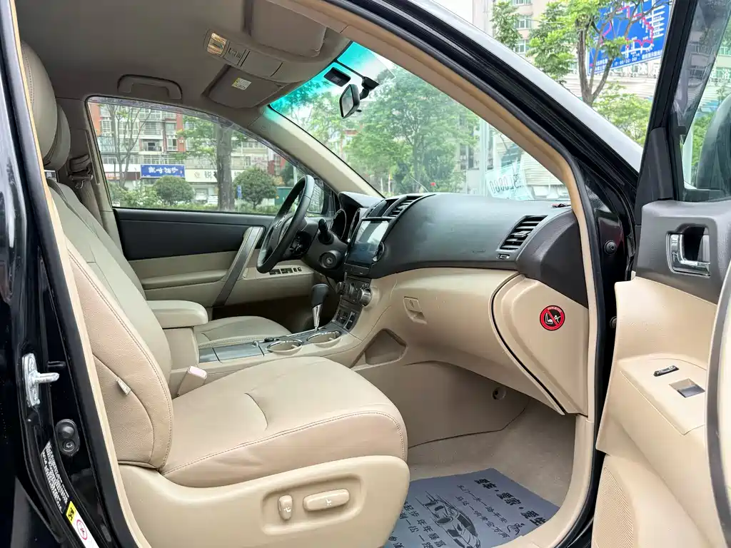Toyota Highlander 2011 2.7L 7 мест Elite
