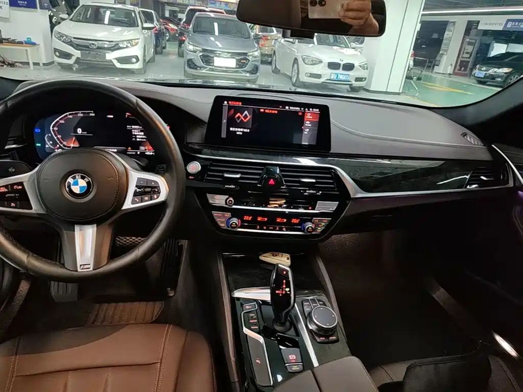 BMW 5 Series — миниатюра 13