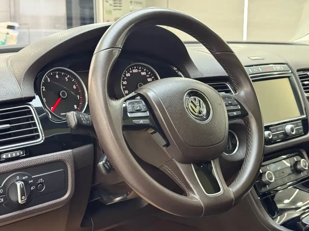 VOLKSWAGEN TOUAREG