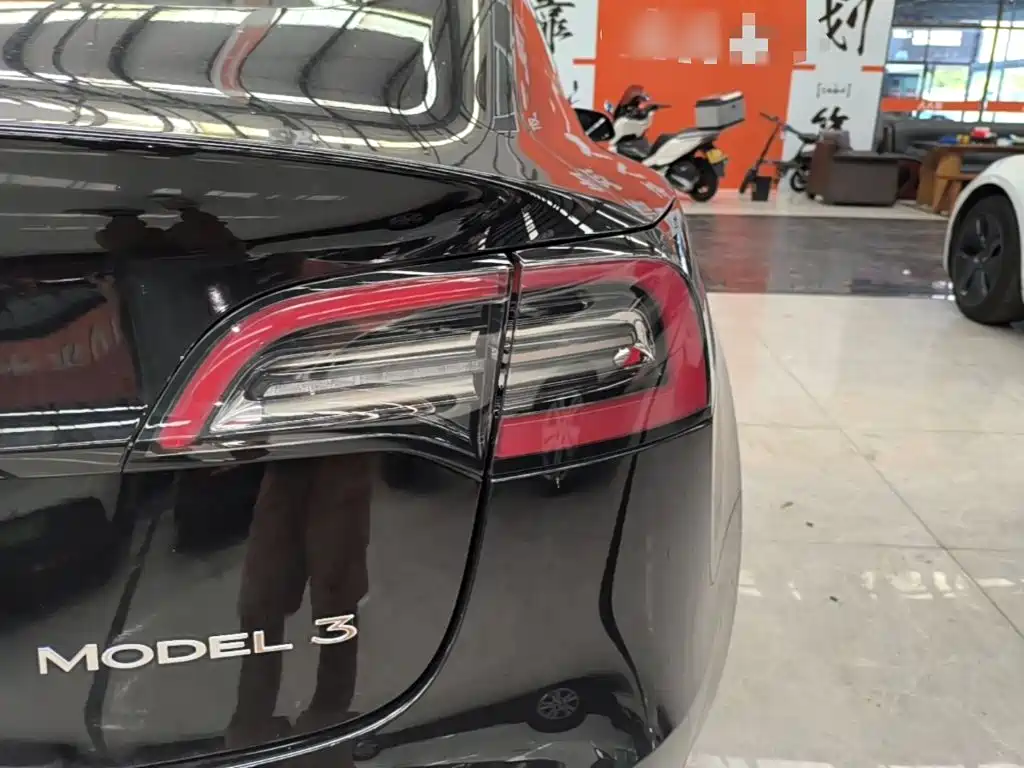Tesla Model 3 — миниатюра 8