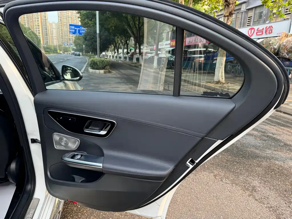 Mercedes-Benz C-Class — миниатюра 11