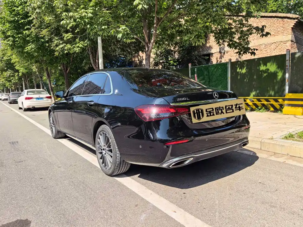 Mercedes-Benz E-Class — миниатюра 2