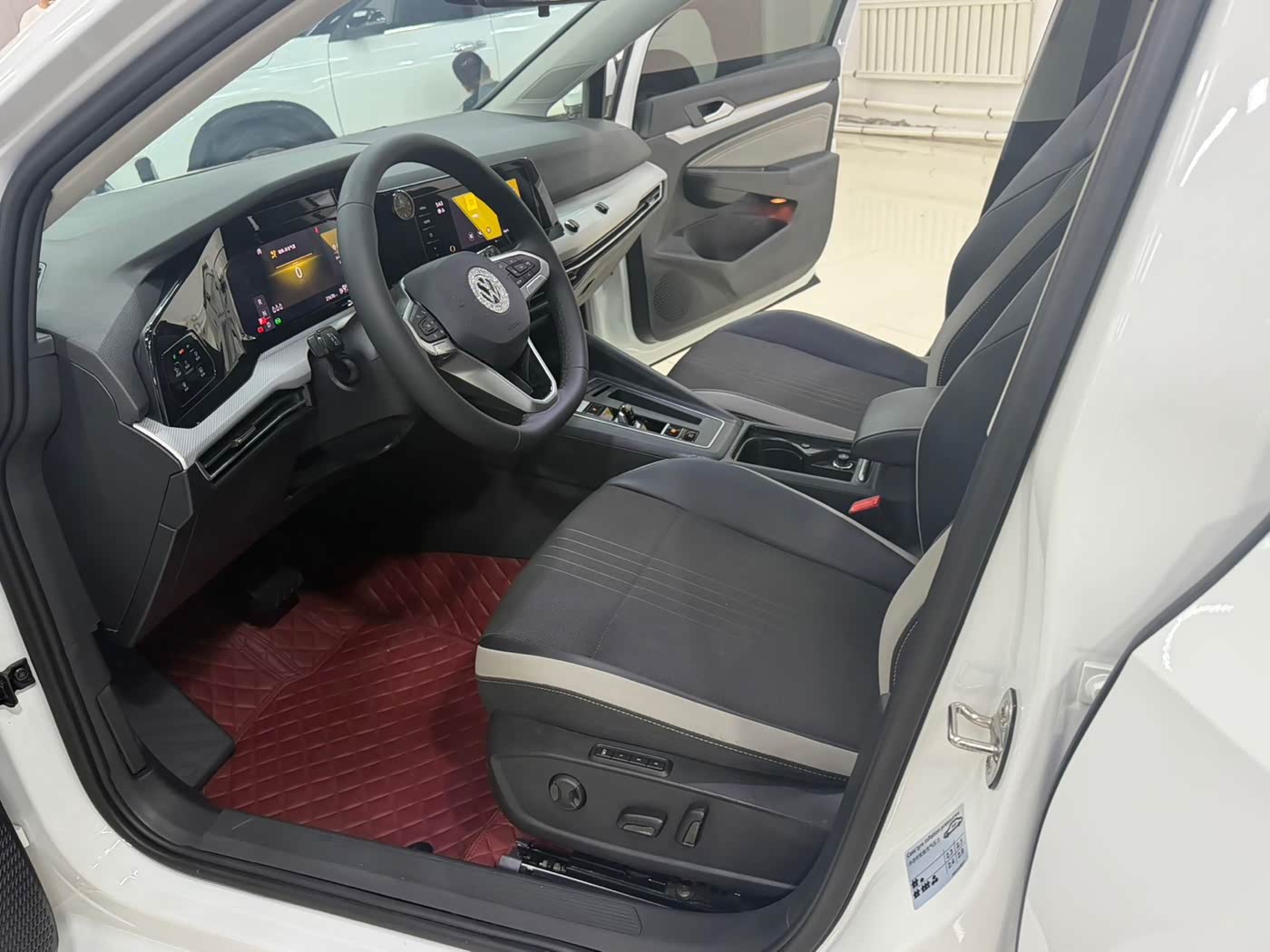 Volkswagen Golf 1.4 л 2023 г. Белый, пробег 27000 км