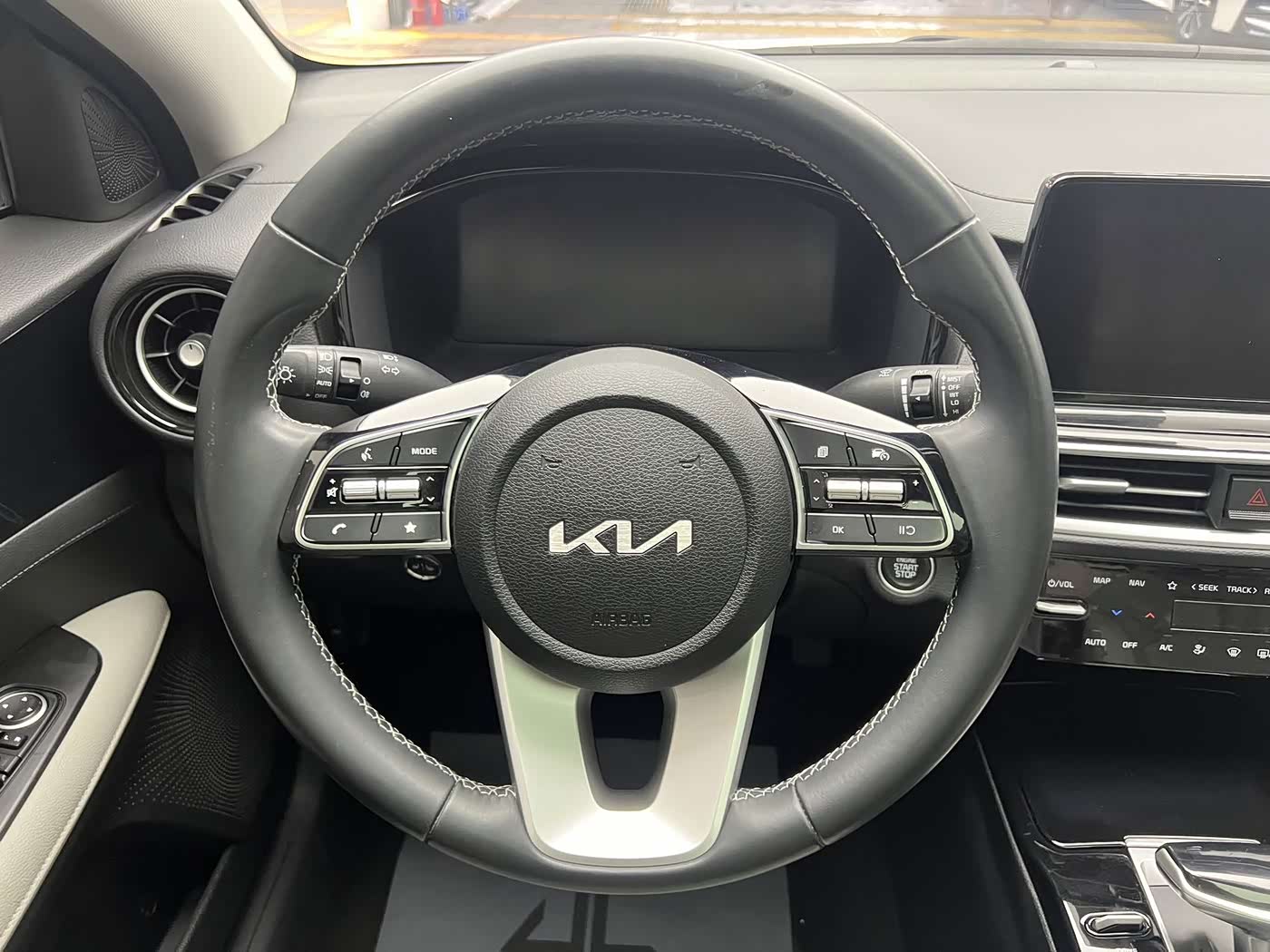 Kia K3 1.5 л 2023 г. Белый, пробег 28000 км