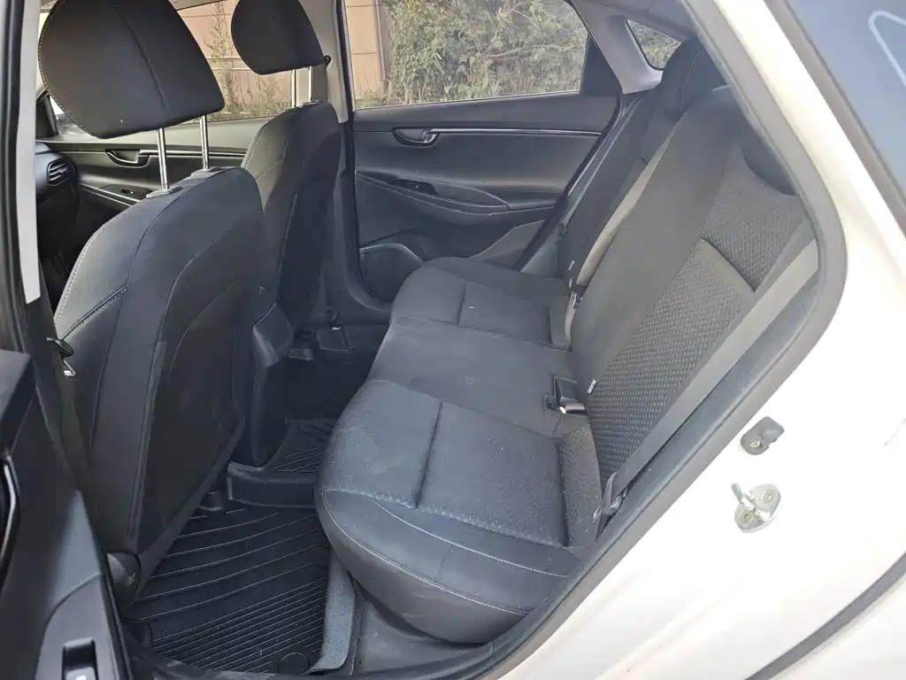 Hyundai Elantra — миниатюра 10