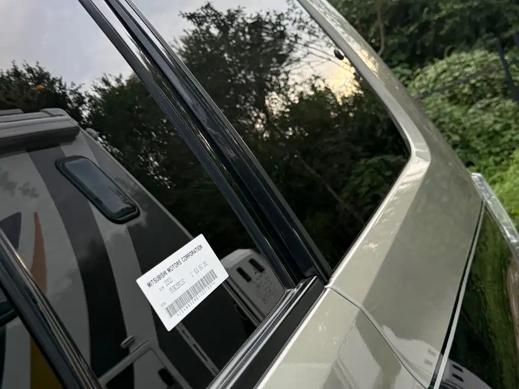 Mitsubishi Pajero (Import) — миниатюра 9