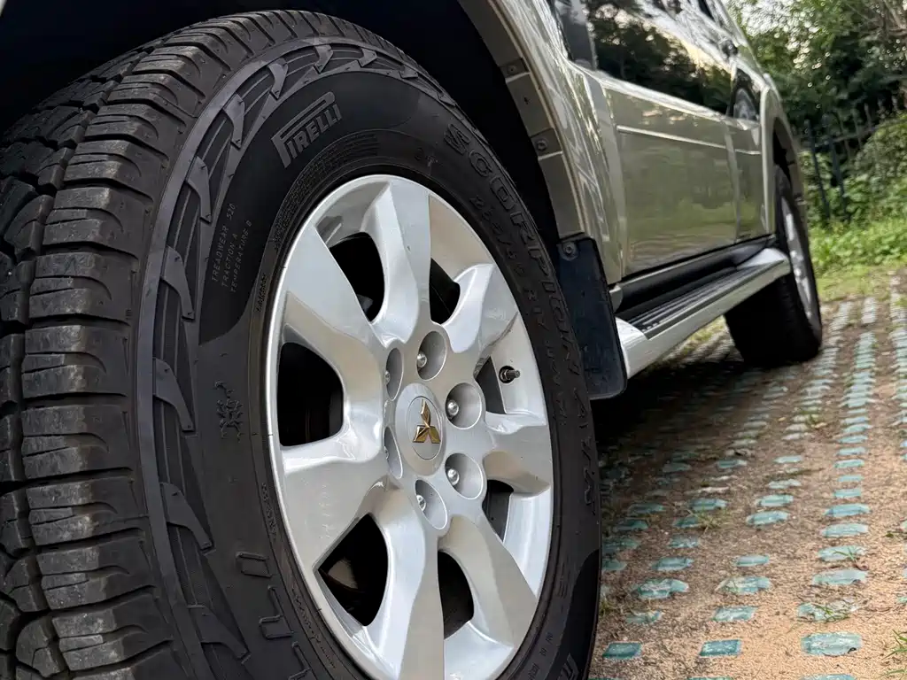Mitsubishi Pajero (Import) — миниатюра 29