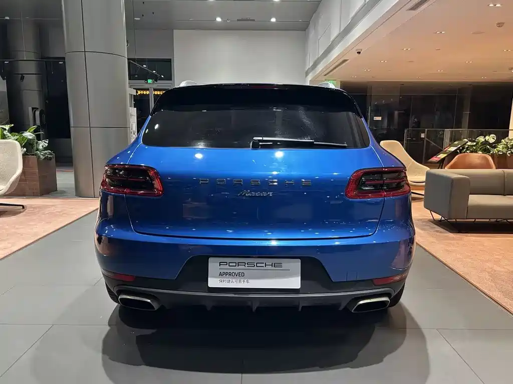 PORSCHE MACAN