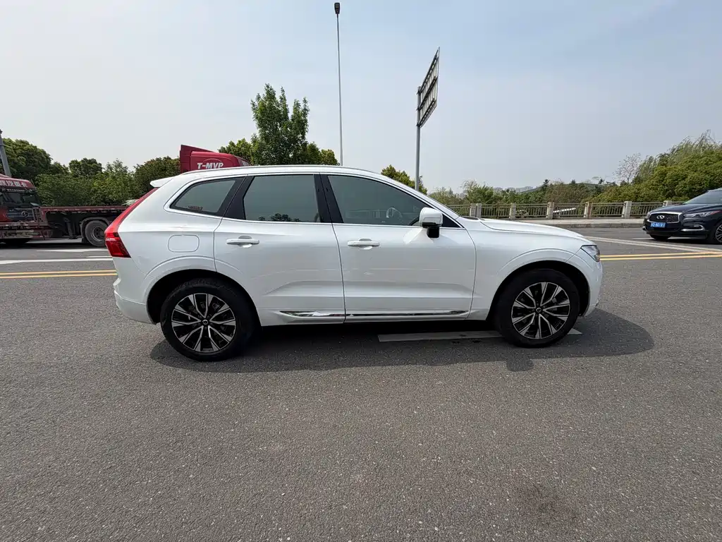 Volvo XC60 2023 B5 Luxury