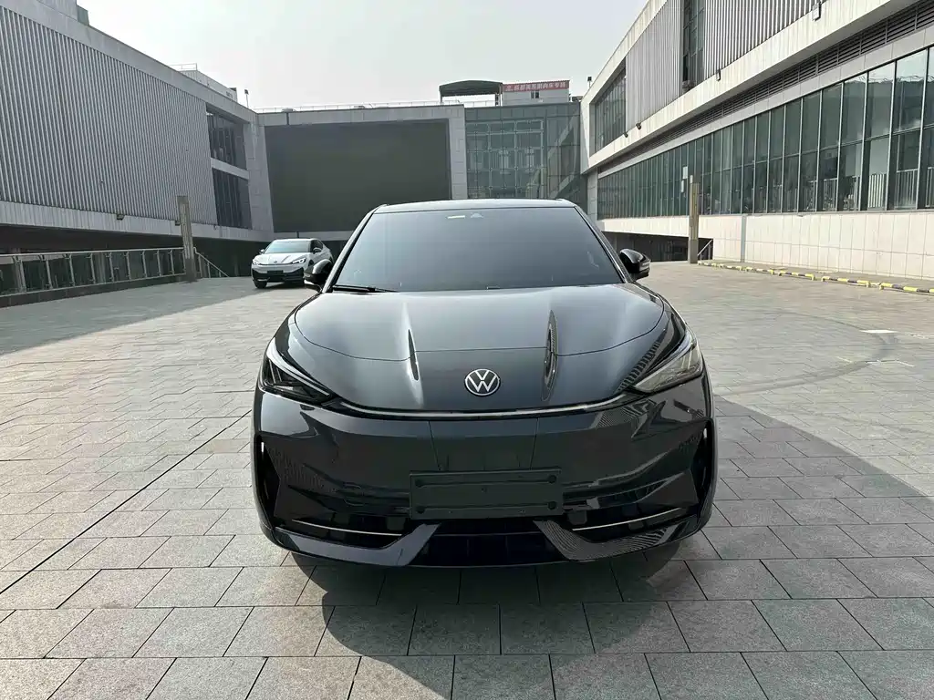 VOLKSWAGEN WITH THE CROWD 06