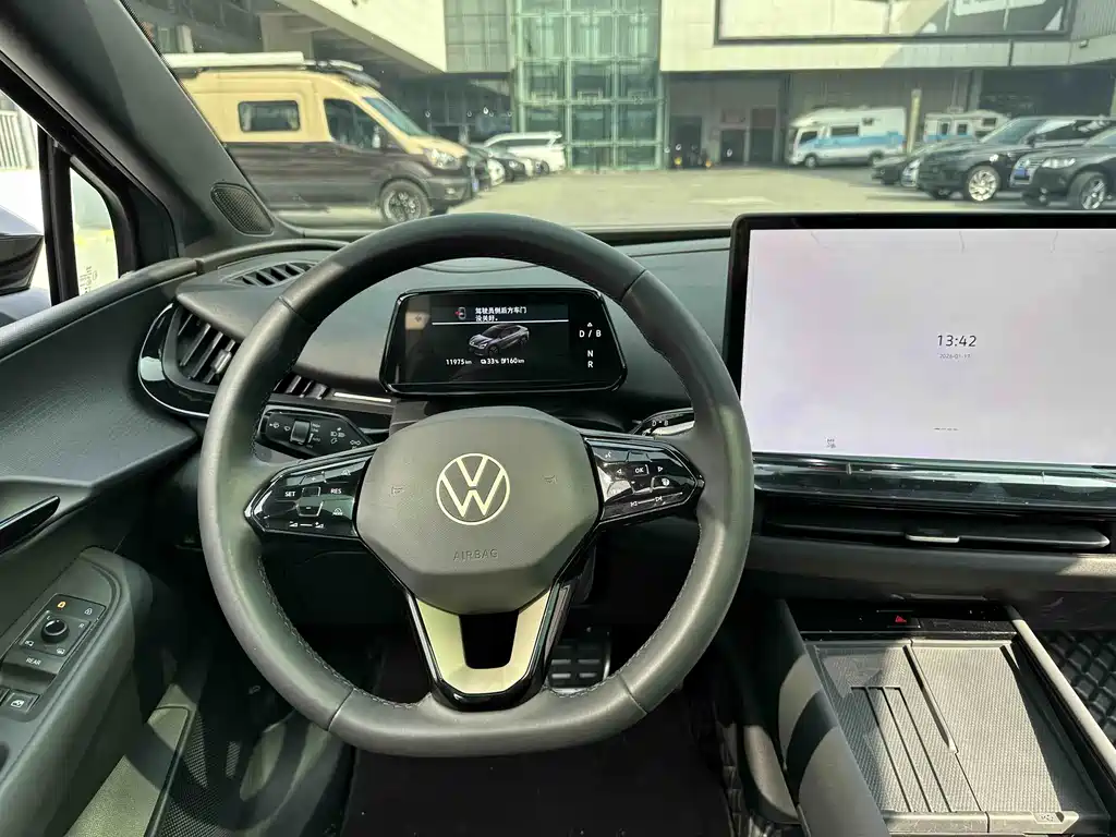 VOLKSWAGEN WITH THE CROWD 06