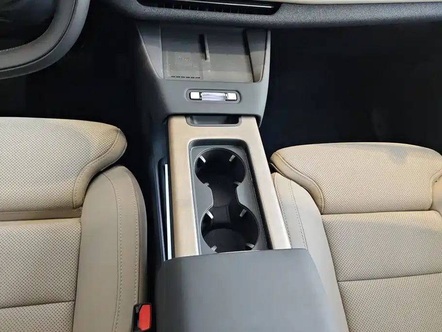 Volvo XC70 PHEV — миниатюра 16