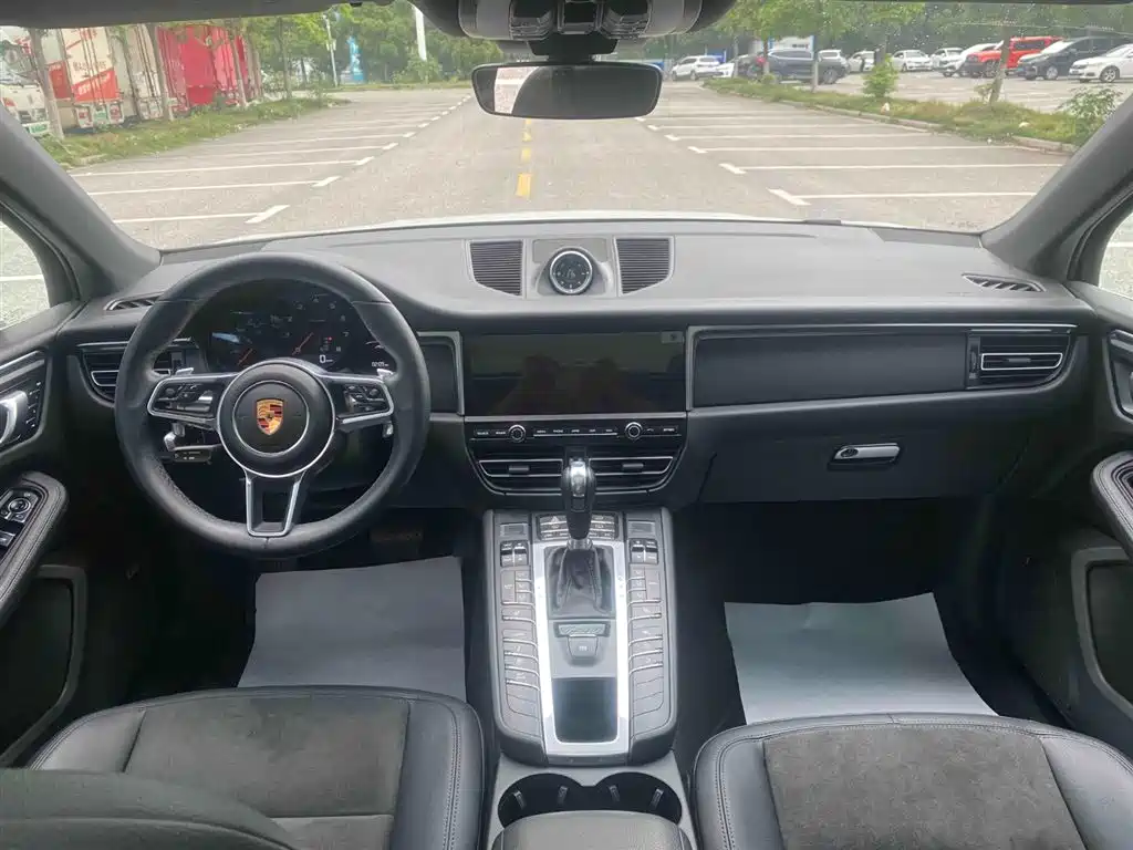 PORSCHE MACAN