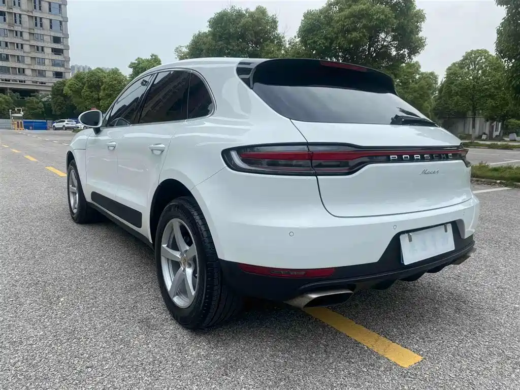 PORSCHE MACAN