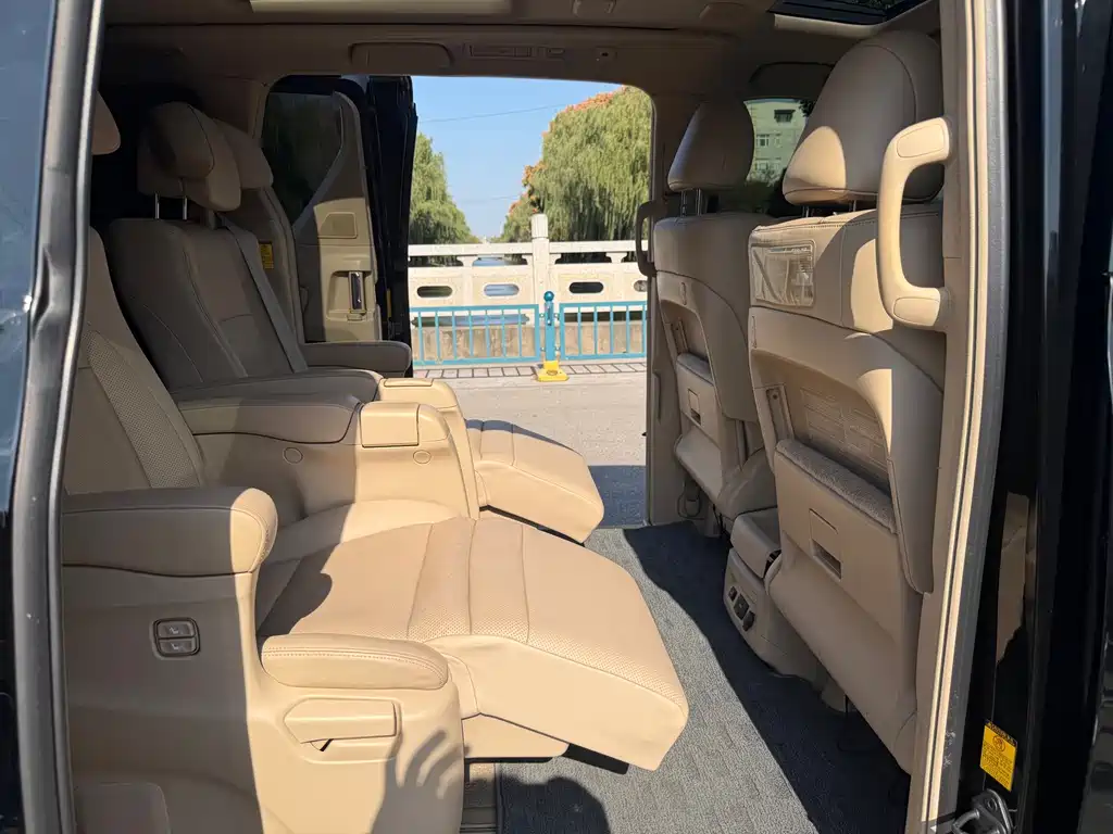 Toyota Alphard — миниатюра 10