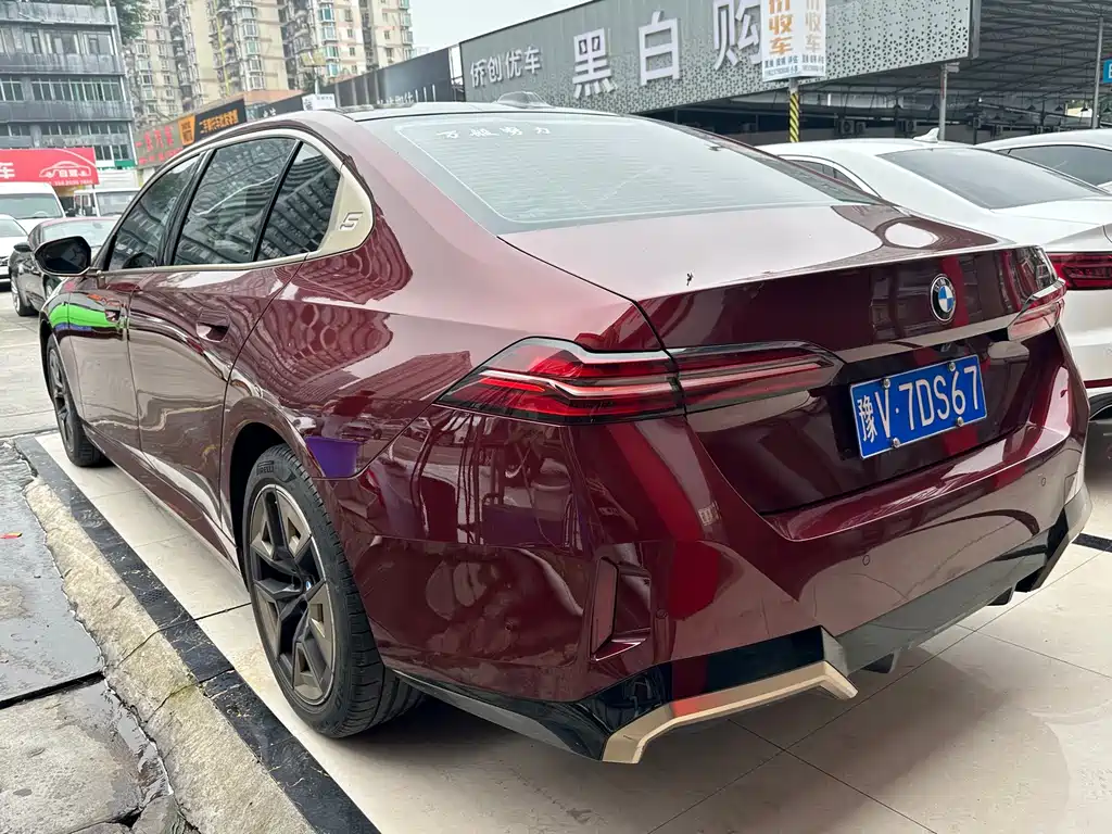 BMW 5 Series — миниатюра 13