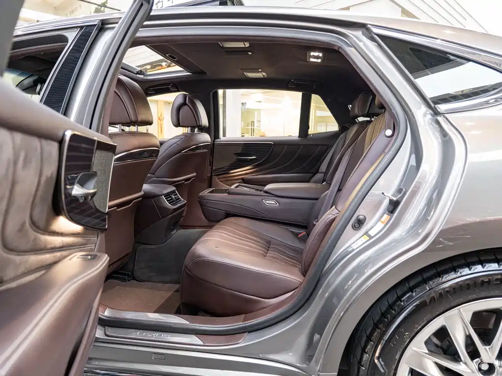 Lexus LS — миниатюра 10