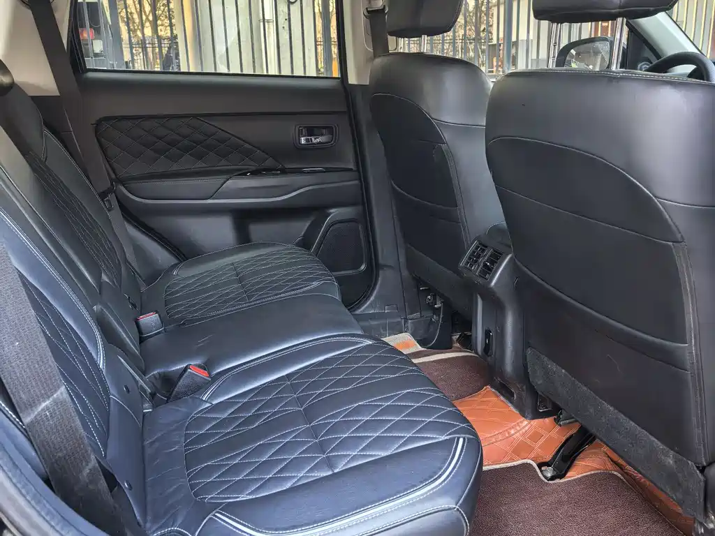 MITSUBISHI OUTLANDER