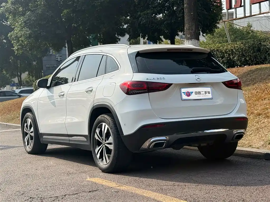 MERCEDES-BENZ GLA