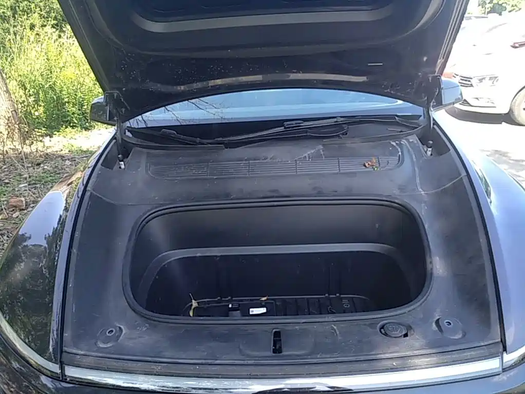 Tesla Model Y — миниатюра 20
