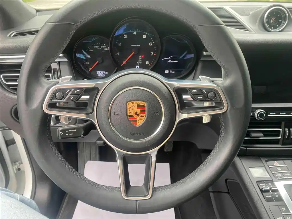 PORSCHE MACAN