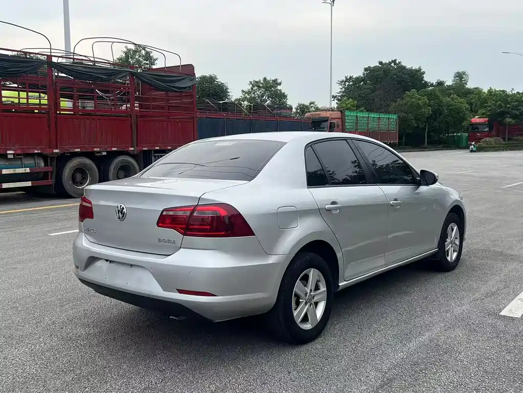 Volkswagen Bora 2015 1.6L MT Fashion