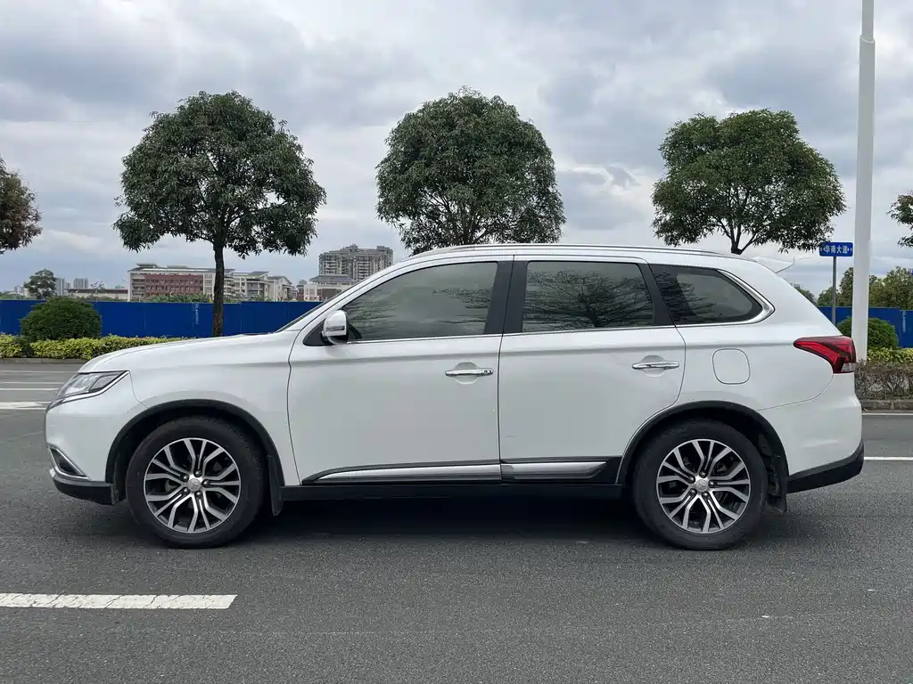 MITSUBISHI OUTLANDER