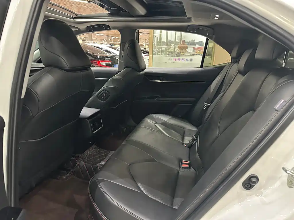 Toyota Camry — миниатюра 12