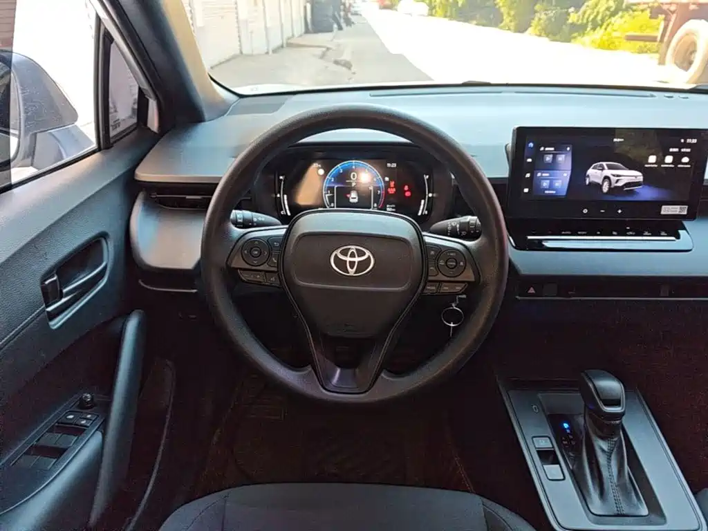 Toyota Corolla Cross — миниатюра 11