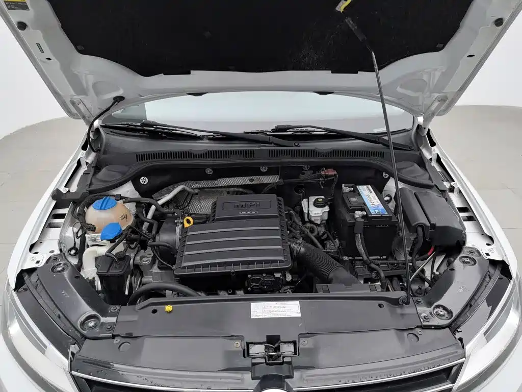 Volkswagen Sagitar 2015 1.6L MT Comfort