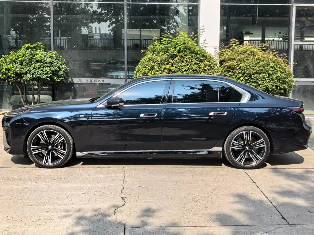 BMW i7