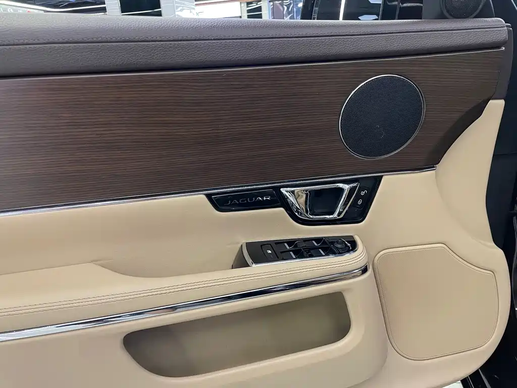 Jaguar XJ — миниатюра 51