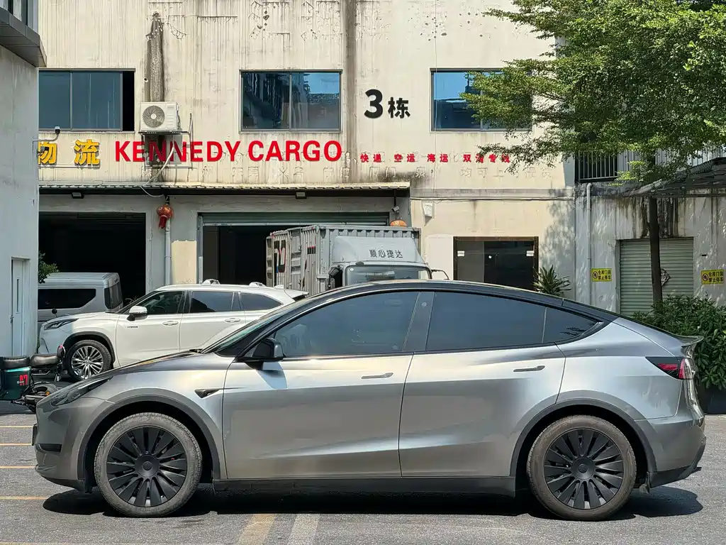 Tesla Model Y — миниатюра 7