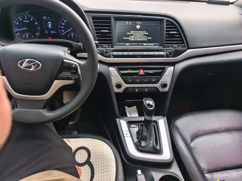 Hyundai Elantra — миниатюра 10