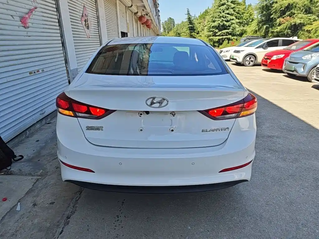 Hyundai Elantra — миниатюра 6
