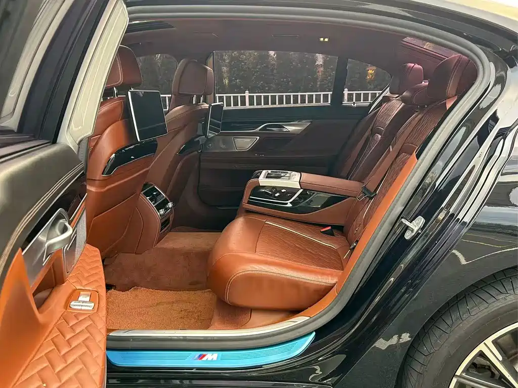 BMW 7 Series — миниатюра 13