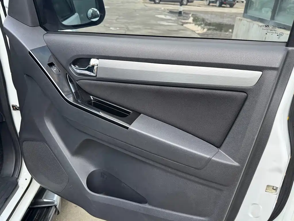 Isuzu MU-X — миниатюра 12