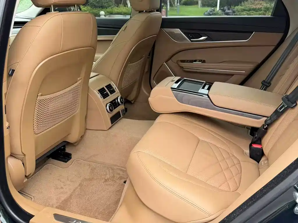 Jaguar XFL — миниатюра 7