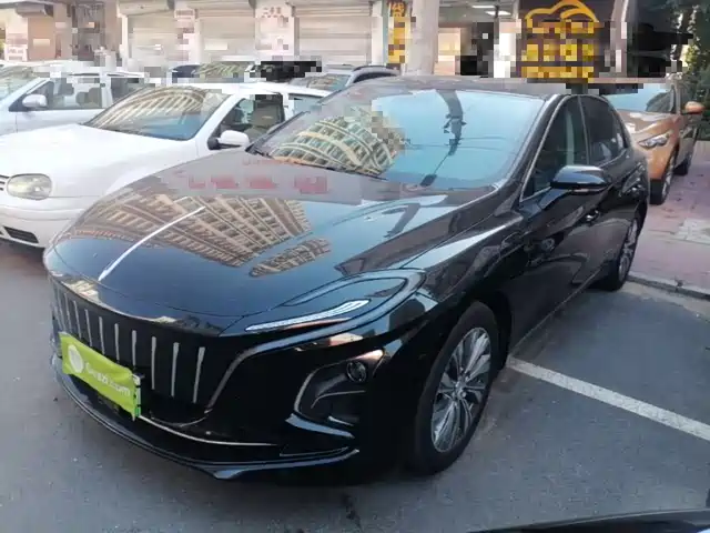 Hongqi E-QM5