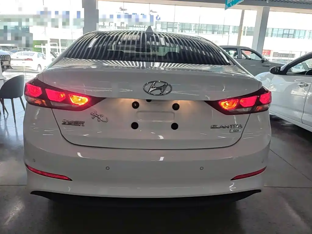 Hyundai Elantra — миниатюра 6