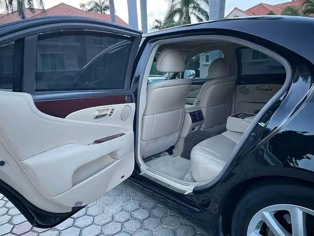 Lexus LS — миниатюра 5